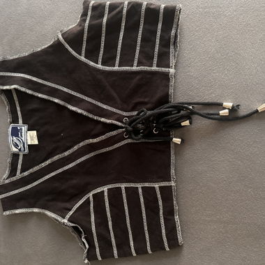 Gilet sans manches noir avec laçage