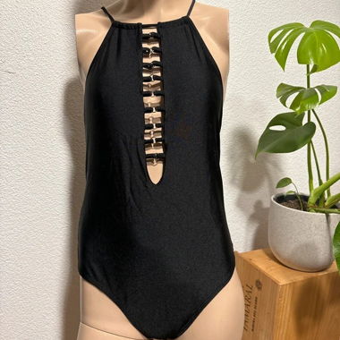 Costume intero nero con dettaglio ad anello