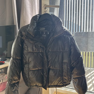 Schwarze kurze gesteppte Daunenjacke