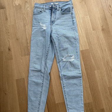Levi's High Wasted Mom Jeans (ripped)
