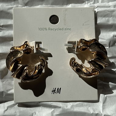 H&M goldfarbene Creolen aus Recycling-Zink