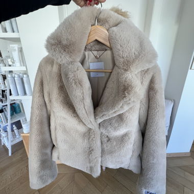 Manteau en fausse fourrure
