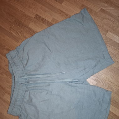Kurze Stoffhose