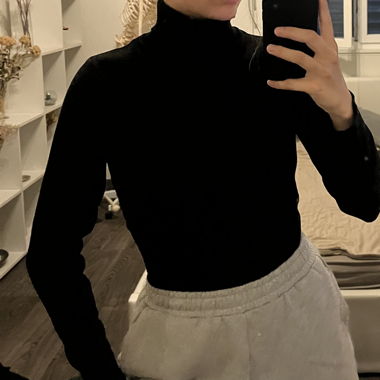 Schwarzer Rollkragenpullover