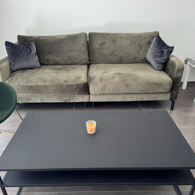 Kare Samtsofa in Waldgrün inklusive Couchtisch