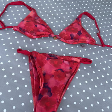 Rotes Blumen-Bikini