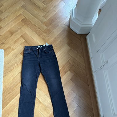 Jeans noir avec fentes sur le bas 