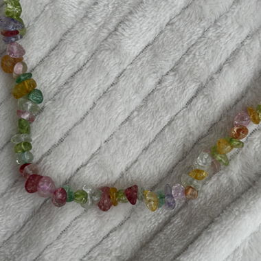Collier délicat de perles colorées