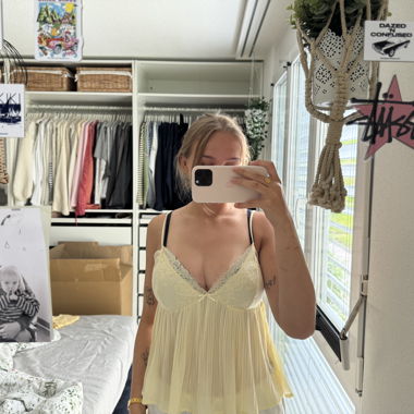 Top in pizzo giallo