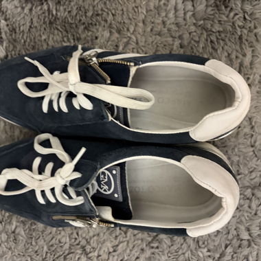 Sneaker sportive con suola a zeppa