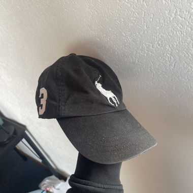 Schwarze Polo Cap mit Logo