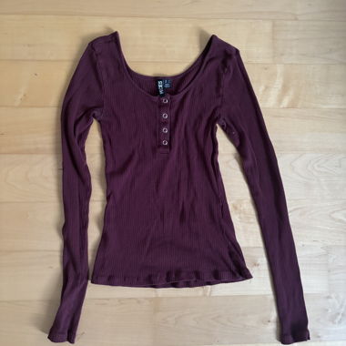Rotes Langarmshirt