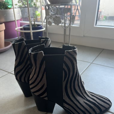 Barely-worn Vigneroni leather zebra boots. 