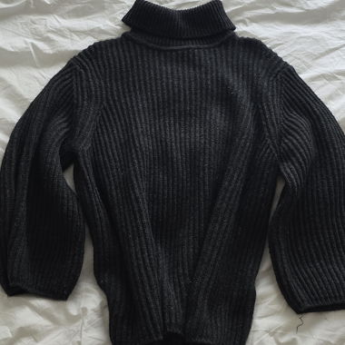 Schwarzer Rollkragenpullover