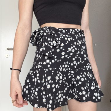 Gonna-pantaloncino nera, motivo floreale