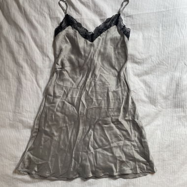 Chemise de nuit en satin argenté