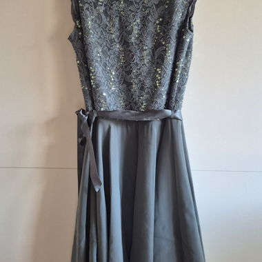 Abito grigio in pizzo con paillettes