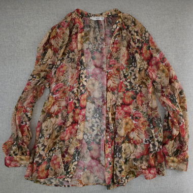Transparente Blumenbluse mit langen Ärmeln