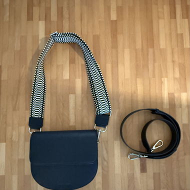 Vivimari vegane Halfmoon Bag schwarz