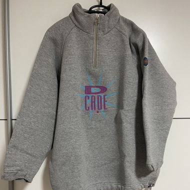 Grauer Pulli