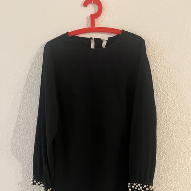 Elegantes Kleid mit Perlen Details