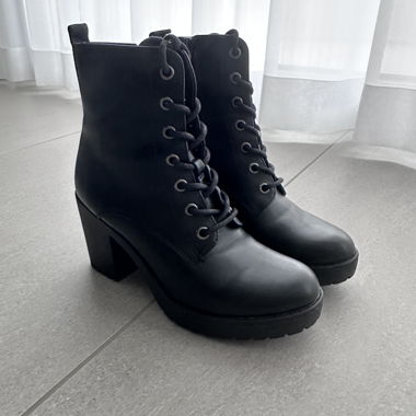 Black heeled boots