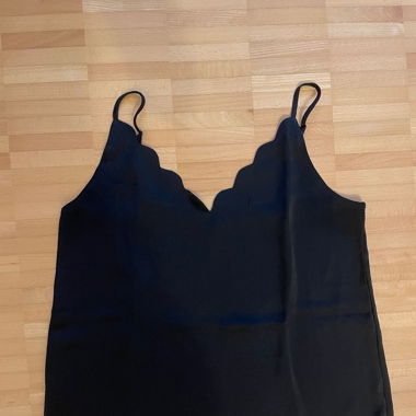 Schwarzes Top mit gewelltem Ausschnitt, S