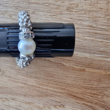 Bague avec perle et strass