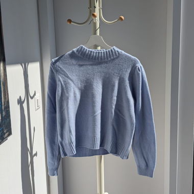 Pull en tricot bleu bébé