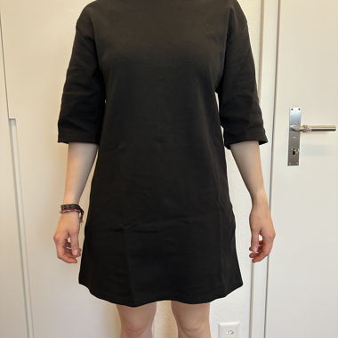 Robe noire à col montant