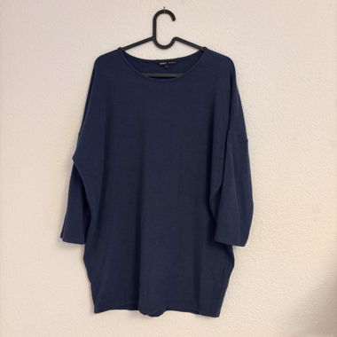 Long-sleeve T-shirt