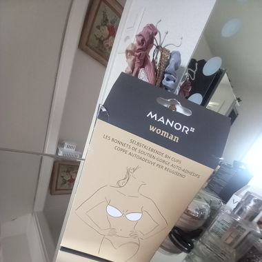 Les bonnets de soutien-gorge auto-adhésifs