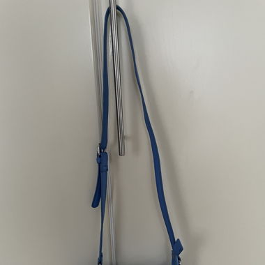 Kleine hellblaue Handtasche
