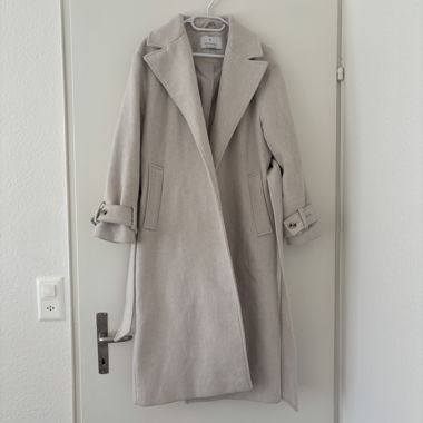 Cappotto beige Stradivarius con cintura, taglia S