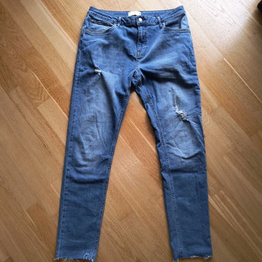 Jeans with RAW HEM