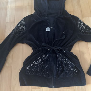 Giacchina glamour in velluto nero con dettagli di strass