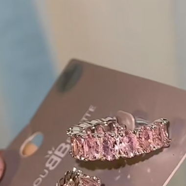 Kleine rosa Kreolen