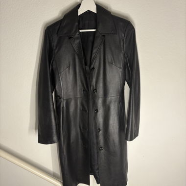 CAPPOTTO NERO IN PELLE SINTETICA