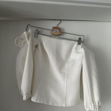 Blouse blanche épaules nues 