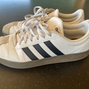 Weisse adidas-Sneakers mit schwarzen Streifen