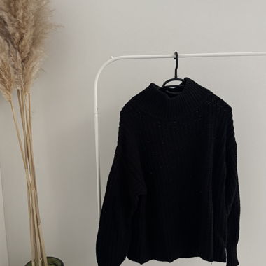 Schwarzer Strickpullover