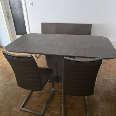  praktischen ausziehbaren Tisch