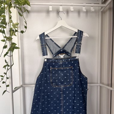 Robe-salopette en jean avec cœurs 