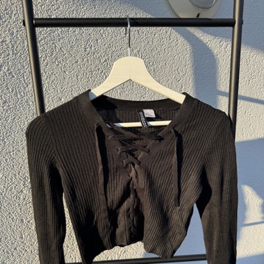 Schwarzes Schnüroberteil