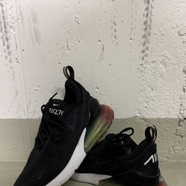 NIKE Air Max 270