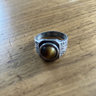Bague argentée avec pierre marron