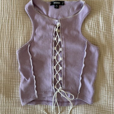 Haut lilas à lacets