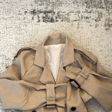 Modern Kurze Trenchcoat mit Statement Gürtel