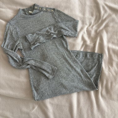 Strickkleid aus grauem Rippstrick