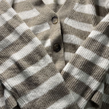 Gilet en maille beige et blanc rayé